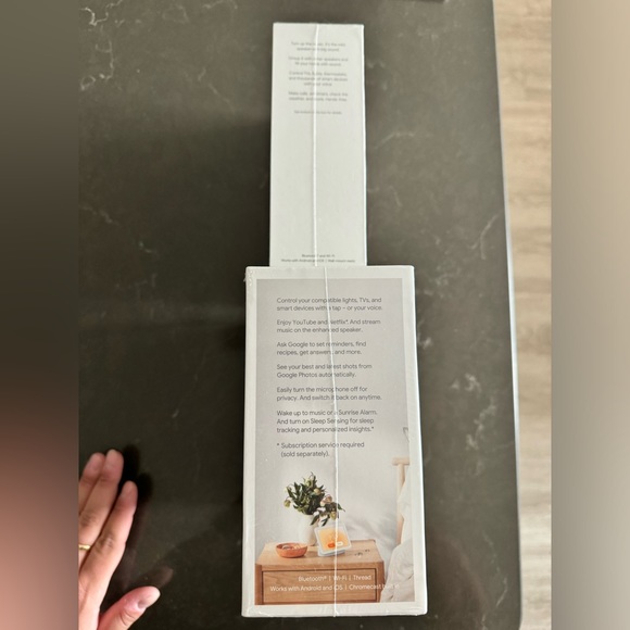 Google Nest Hub (2nd gen) and Google Nest Mini - Picture 2 of 6